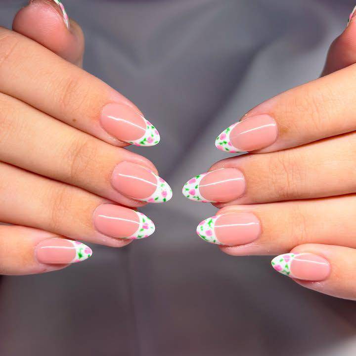 inspirasi French tip nail art (instagram.com/kuypernailart)