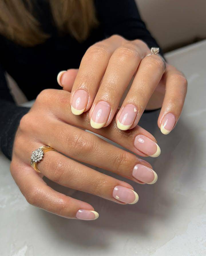 inspirasi French tip nail art (instagram.com/learnahstarbuck_nailartist)