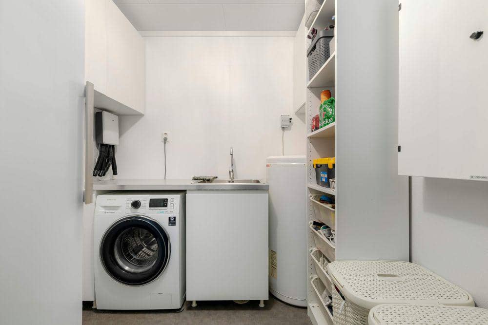 ilustrasi laundry room dengan rak vertikal (unsplash.com/Lisa Anna)
