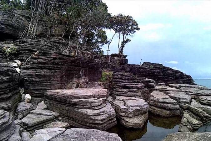 Pantai Batu Lapis (https://pariwisatalamsel.com/)