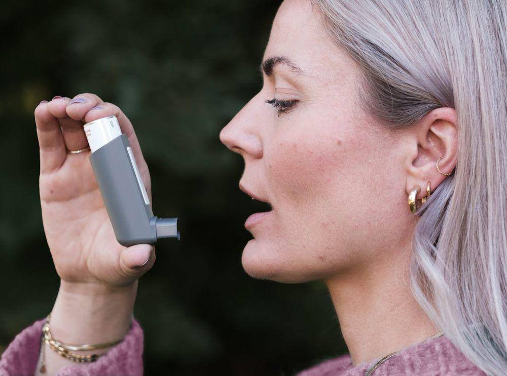 Ilustrasi pengidap asma menggunakan inhaler (pexels.com/Cnordic Nordic)