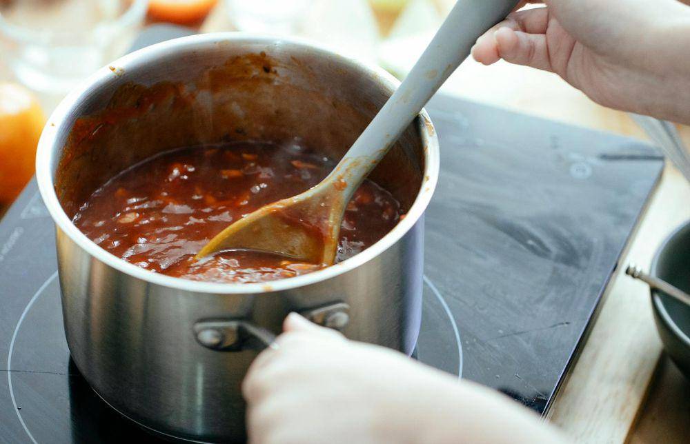 ilustrasi memasak saus hingga mencapai konsistensi yang pas (pexels.com/Katerina Holmes)