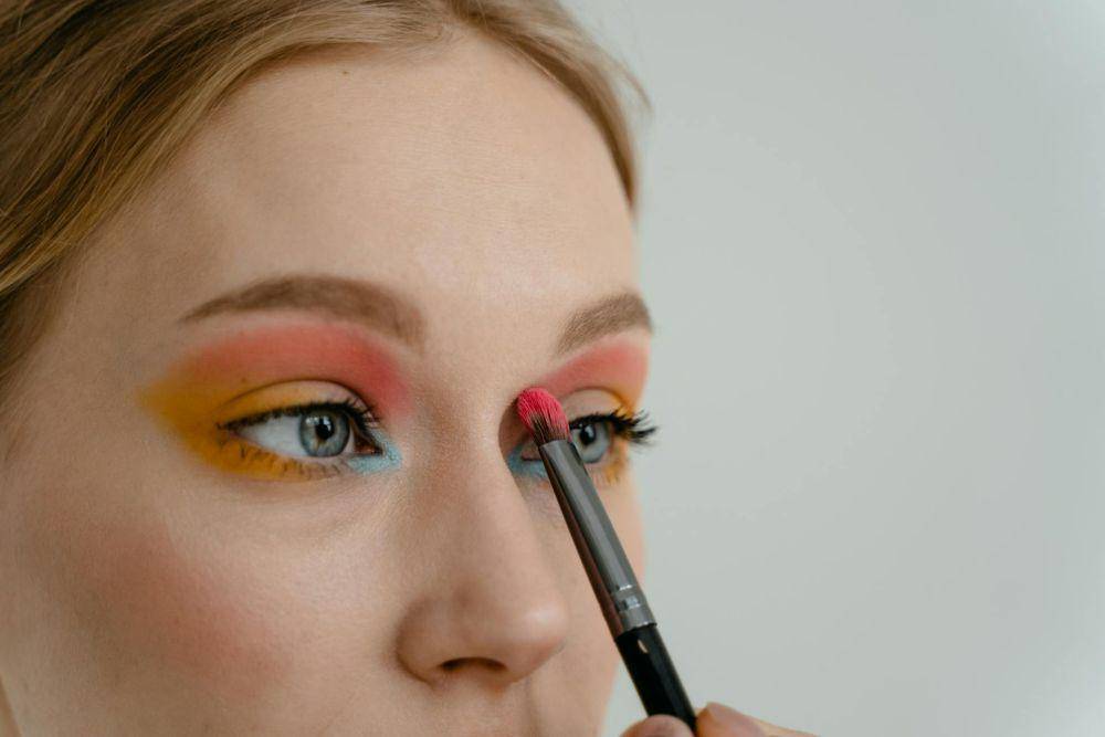ilustrasi seseorang memakai makeup (pexels.com/MART PRODUCTION)