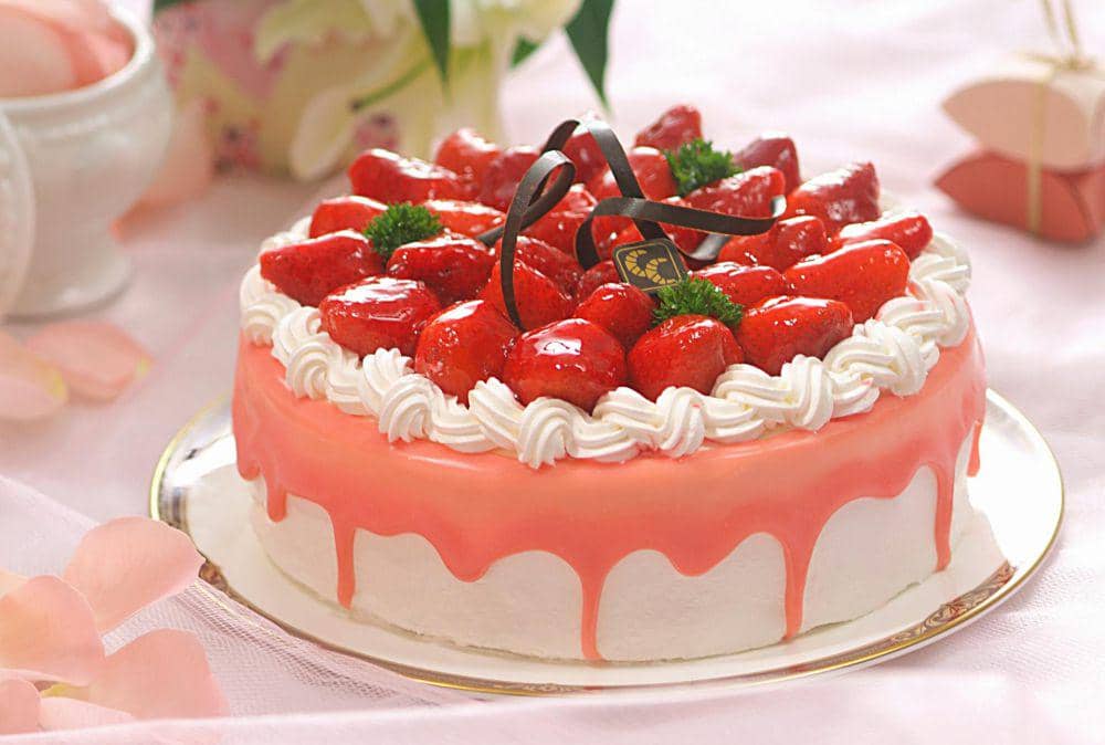 5 Cara Membuat Strawberry untuk Topping Kue Mengkilap dan Segar