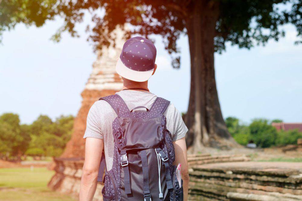 ilustrasi jalan-jalan (pexels.com/Porapak Apichodilok)