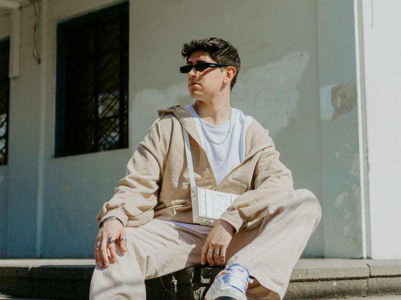 ilustrasi pria memakai outfit warna beige (pexels.com/Fabian Rubilar)