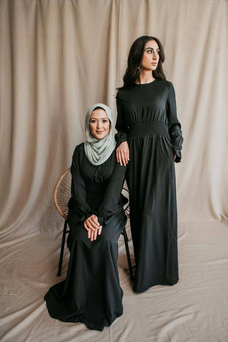 perbedaan gamis, abaya, dan kaftan (unsplash.com/Redd Francisco | pexels.com/RDNE Stock project | pexels.com/Mika Photogenius)