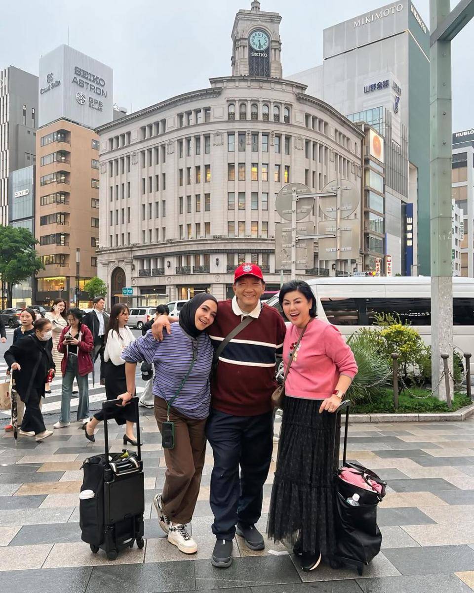 potret Rieta Amilia dan sahabat (instagram.com/rieta_amilia)