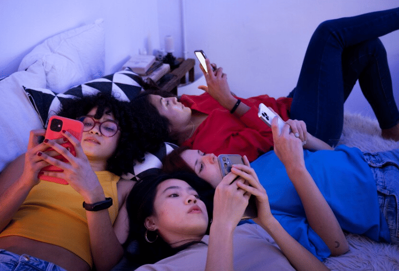 ilustrasi bermain media sosial (freepik.com/freepik)