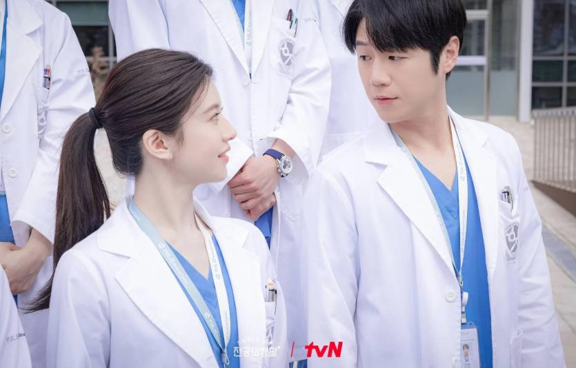 3 Alasan Pacaran Do Won-Yi Young di Resident Playbook Dinilai Cringe