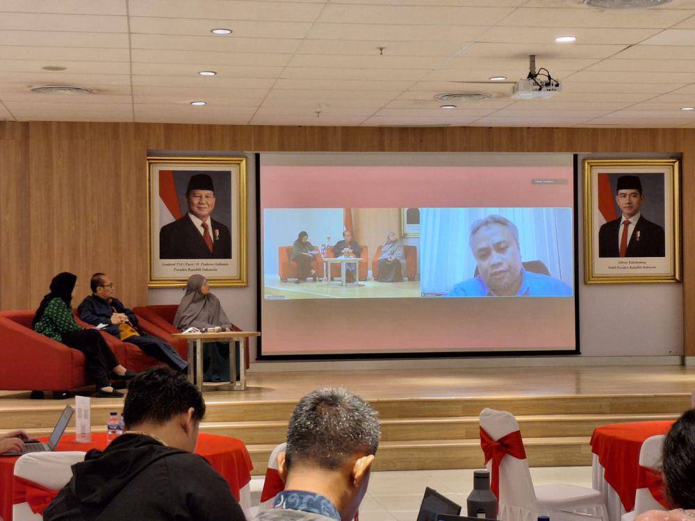 Sesi dialog bersama Dinas Kehutanan Provinsi Sumsel, Dr.Safrul Hady, Perwakilan Perkumpulan OpenStreetMap Indonesia, Dewi Sulistioningrum, serta Kasubdit Reboisasi, Direktorat Rehabilitasi Hutan, KLHK, Junediyono, S,Hut.,M.Si yang dimoderatori oleh Manager Katadata Insight Center, Jamalianuri. (Dok.Pribadi Widdy Fatimah)