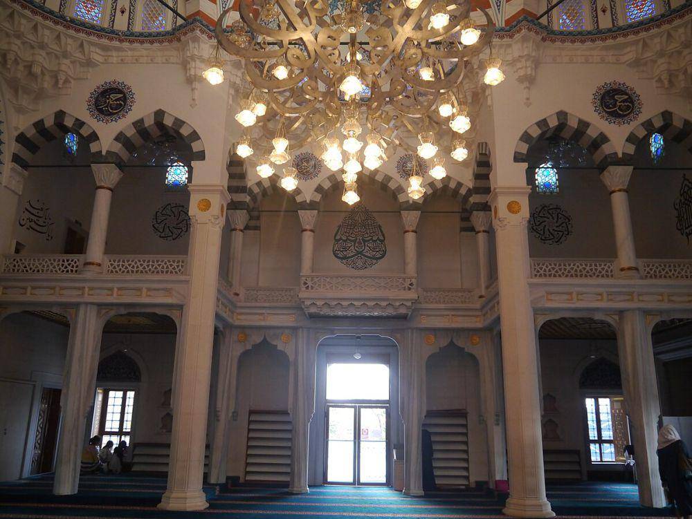potret ruang salat utama Tokyo Camii (commons.wikimedia.org/Zairon)
