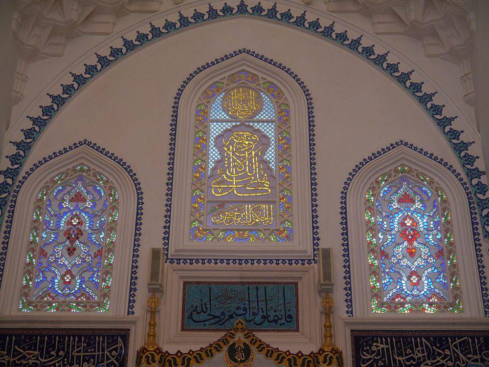 potret jendela Tokyo Camii (commons.wikimedia.org/Zairon)