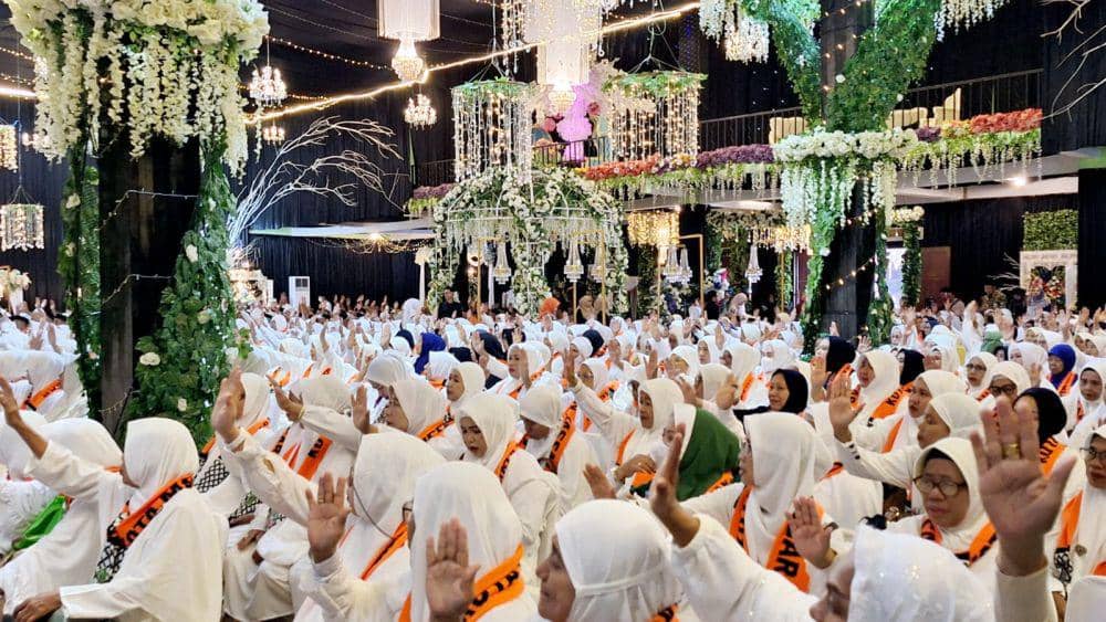 Wali Kota Makassar Munafri Arifuddin melepas jemaah haji Kota Makassar untuk pemberangkatan tahun 2025, pada penutupan manasik haji tingkat Kota Makassar, Kamis (24/4/2025). (Dok. Humas Kemenag Sulsel)