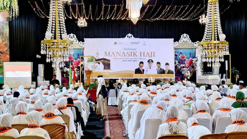 Wali Kota Makassar Munafri Arifuddin melepas jemaah haji Kota Makassar untuk pemberangkatan tahun 2025, pada penutupan manasik haji tingkat Kota Makassar, Kamis (24/4/2025). (Dok. Humas Kemenag Sulsel)
