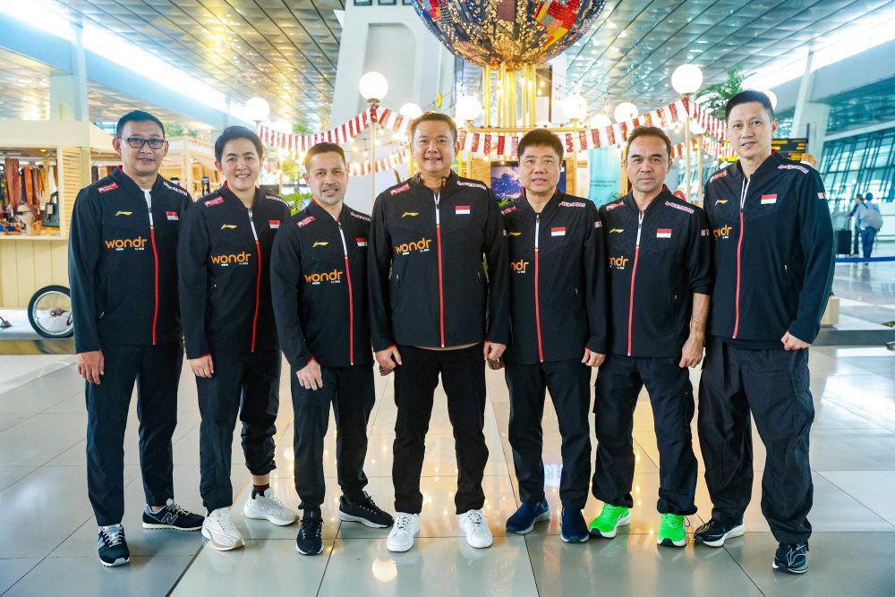 Tim pelatih Indonesia di Piala Sudirman 2025, Imam Tohari (tunggal putri), Vita Marissa (ganda campuran), Karel Mainaky (ganda putri), Eng Hian (Kabid Binpres Pelatnas PBSI), Antonius Budi Ariantho (ganda putra), Rionny Mainaky (ganda campuran), dan Indra Widjaja (tunggal putra) jelang keberangkatan ke Xiamen, China untuk Piala Sudirman 2025 (dok.PP PBSI)