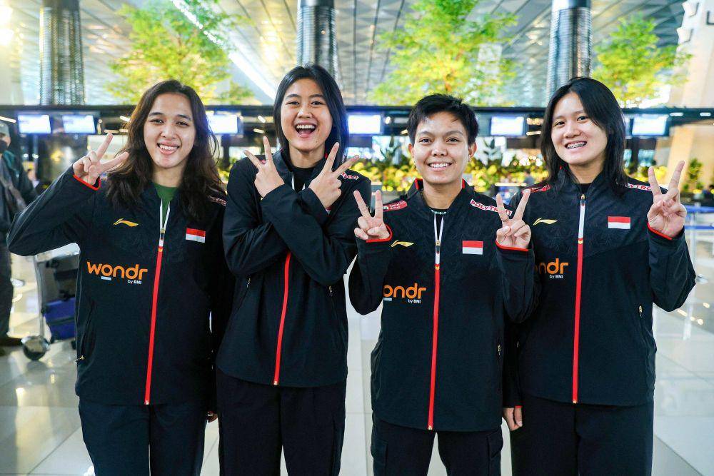 Skuad ganda putri Indonesia, Febriana Dwipuji Kusuma/Amalia Cahaya Pratiwi, Lanny Tria Mayasari/Siti Fadia Silva Ramadhanti jelang keberangkatan ke Xiamen, China untuk Piala Sudirman 2025 (dok.PP PBSI)