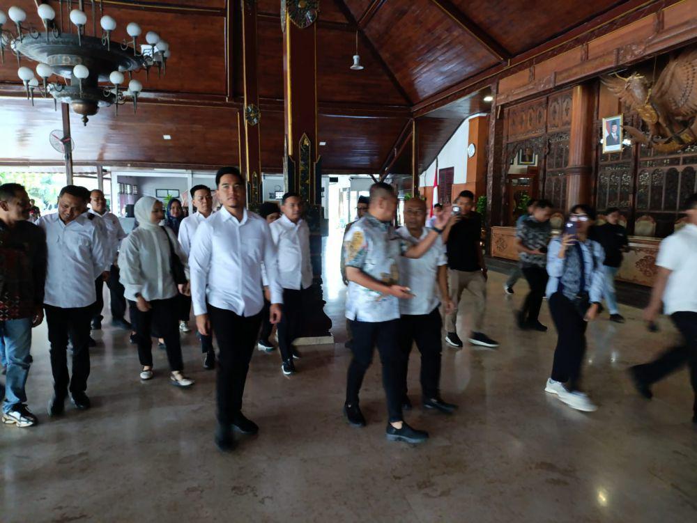 Ketua DPP PSI, Kaesang Pangarep saat berkunjung ke Bupati Tulungagung. IDN Times/ istimewa