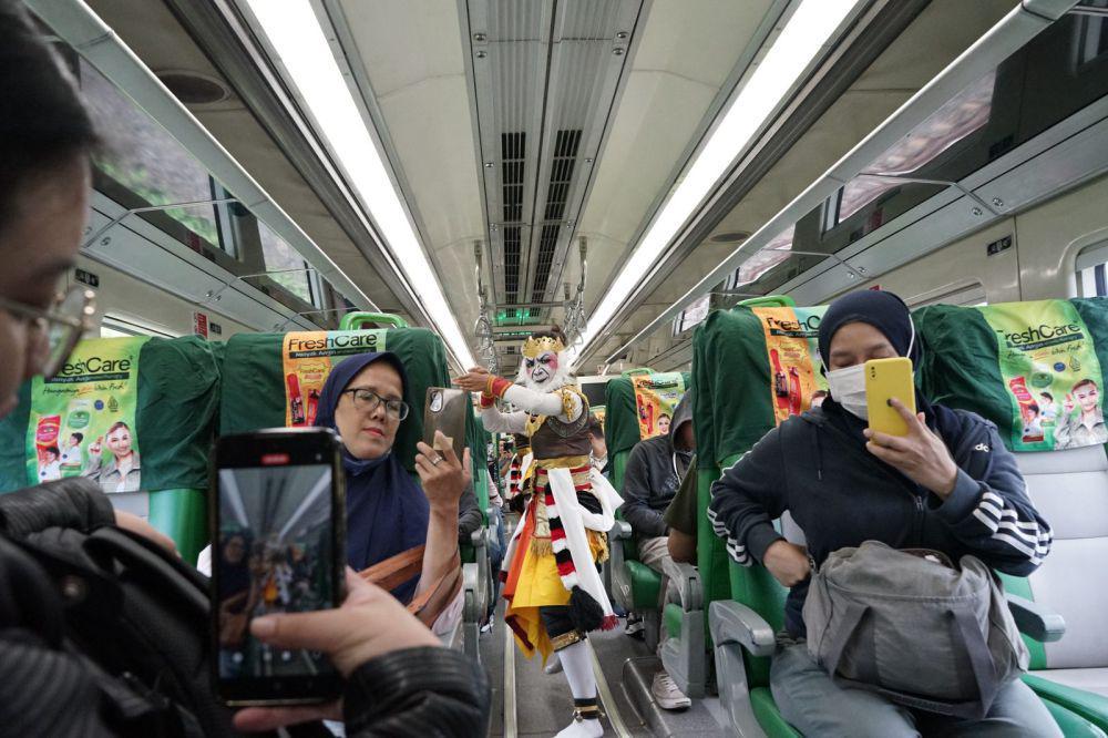 Pertunjukan tari di KA Bandara. (Dok. Istimewa)