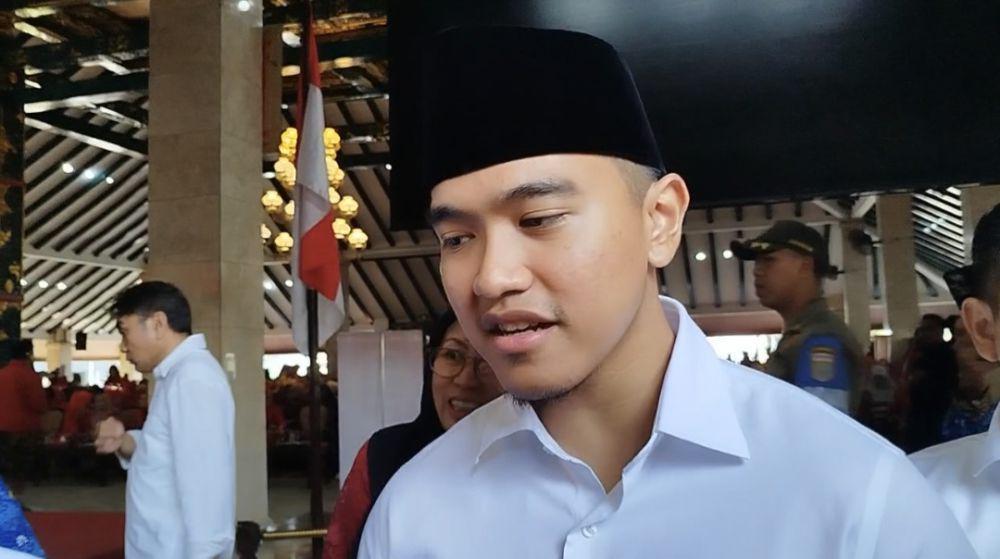 Kaesang pakai rompi bertuliskan Putra Mulyono