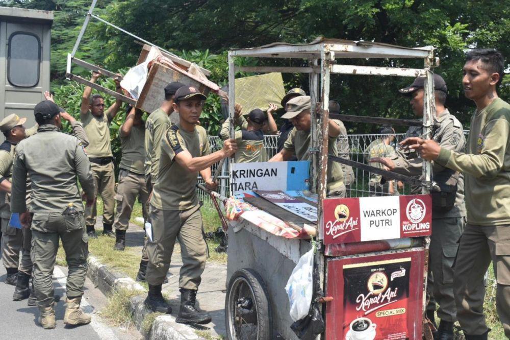 Diduga Jadi Tempat Prostitusi, 129 PKL di Suramadu Digulung