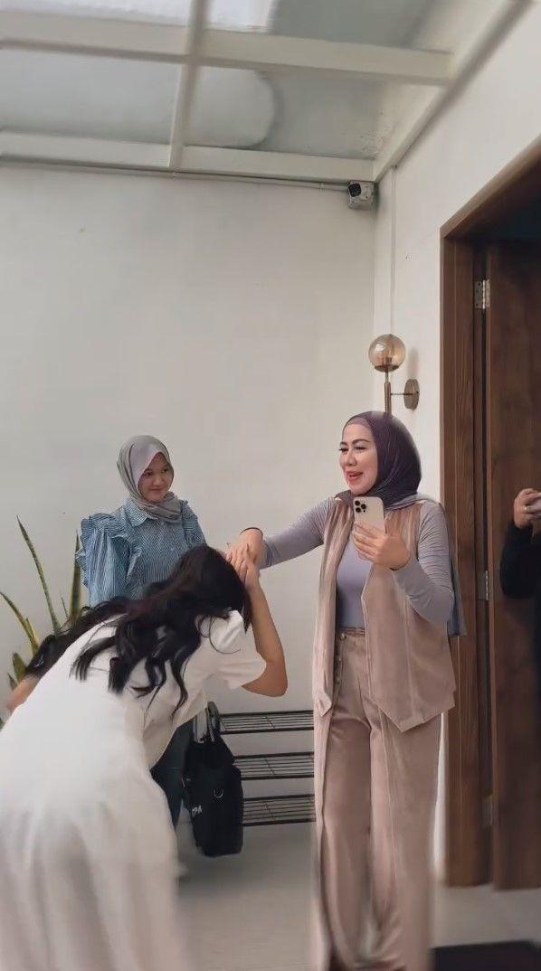 Fuji ke rumah Venna Melinda (instagram.com/fuji_an)