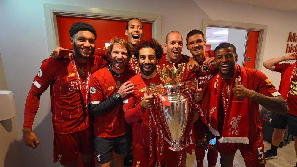 Para pemain Liverpool merayakan trofi Liga Inggris di ruang ganti. (x.com/lfc)