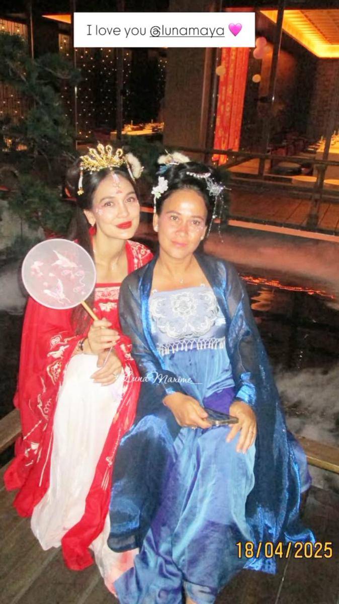 Luna Maya pakai baju tradisional China (instagram.com/lunamaxime_)