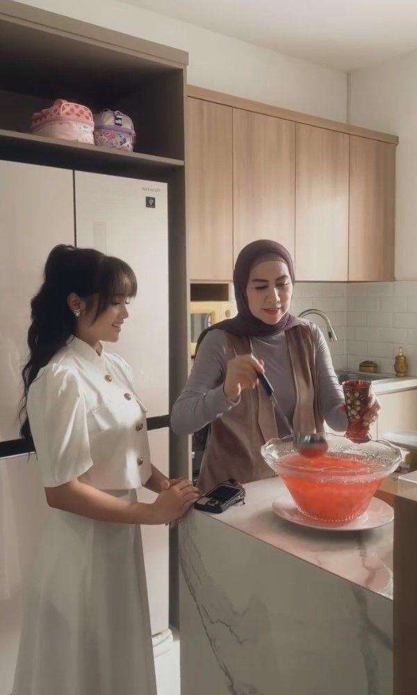 Fuji ke rumah Venna Melinda (instagram.com/fuji_an)
