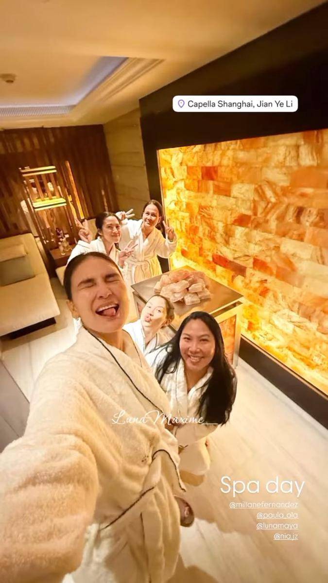Luna Maya pakai baju tradisional China (instagram.com/lunamaxime_)