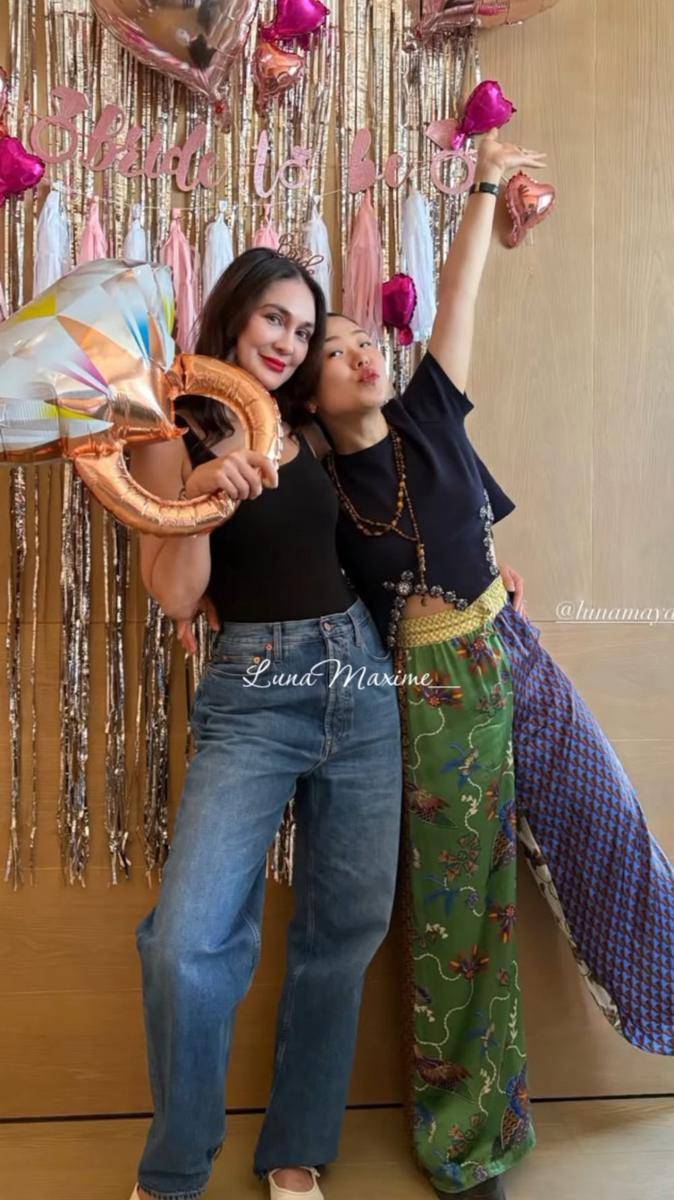 Luna Maya pakai baju tradisional China (instagram.com/lunamaxime_)