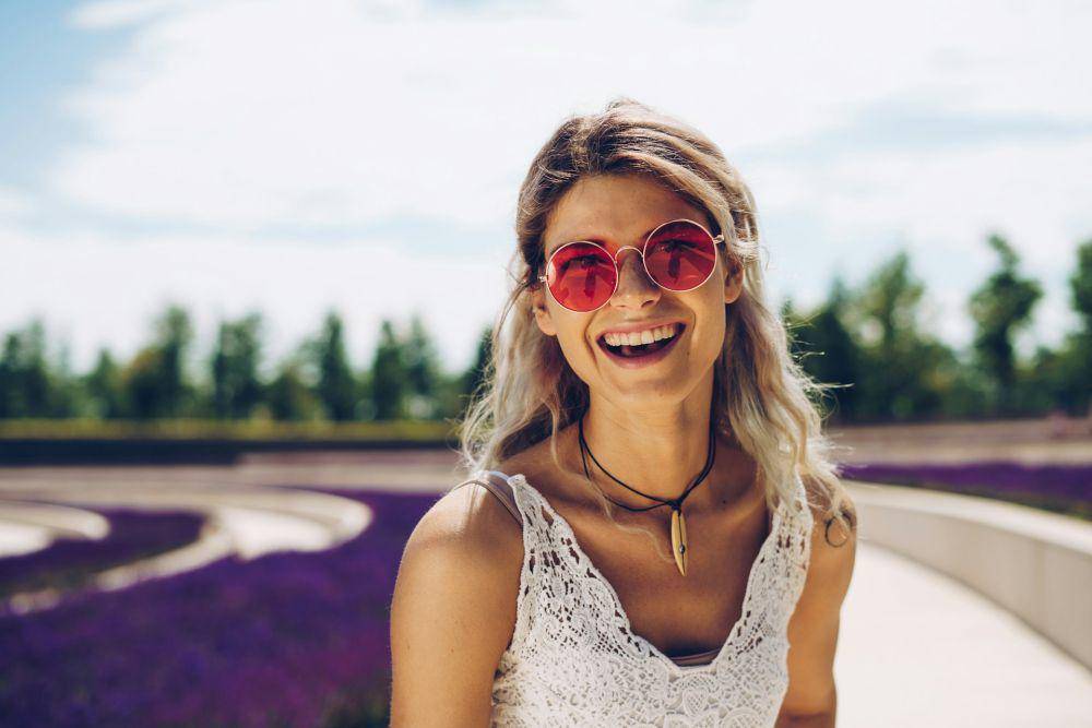 ilustrasi seseorang tersenyum (unsplash.com/Anastasiia Nelen)
