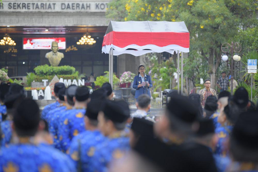 Pemerintah Kota Semarang secara resmi melantik 2.324 Pegawai Pemerintah dengan Perjanjian Kerja (PPPK) dan empat pejabat fungsional dokter ahli utama di Halaman Balai Kota Semarang, Jumat (25/4/2025). (dok. Pemkot Semarang)