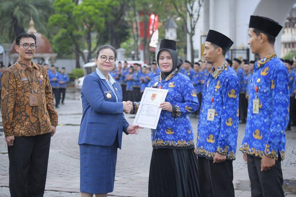 Pemerintah Kota Semarang secara resmi melantik 2.324 Pegawai Pemerintah dengan Perjanjian Kerja (PPPK) dan empat pejabat fungsional dokter ahli utama di Halaman Balai Kota Semarang, Jumat (25/4/2025). (dok. Pemkot Semarang)