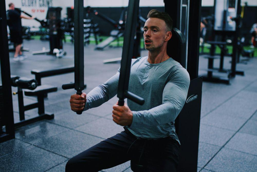 Cara Menggunakan Chest Fly Machine di Gym