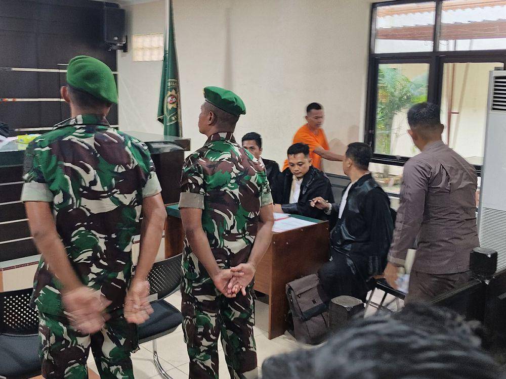 Sidang kasus perdagangan sisik trenggiling yang melibatkan 2 TNI, 1 Polisi, dan 1 Sipil di Pengadilan Negeri Kisaran, Kabupaten Asahan, Kamis (24/4/2025) (Dok. IDN Times)