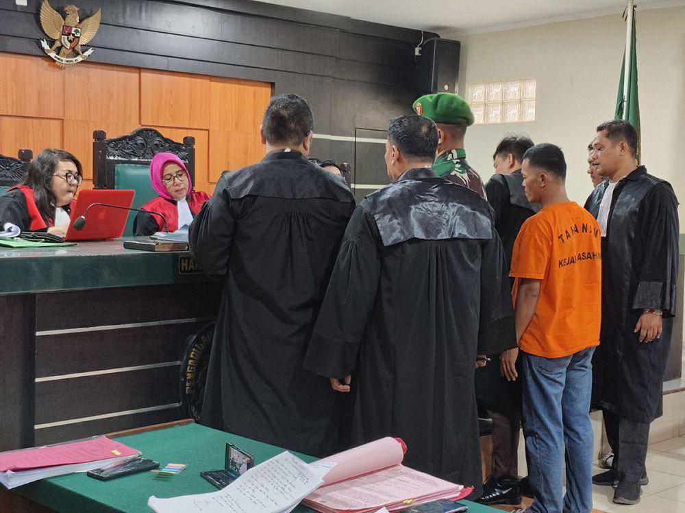 Sidang kasus perdagangan sisik trenggiling yang melibatkan 2 TNI, 1 Polisi, dan 1 Sipil di Pengadilan Negeri Kisaran, Kabupaten Asahan, Kamis (24/4/2025) (Dok. IDN Times)