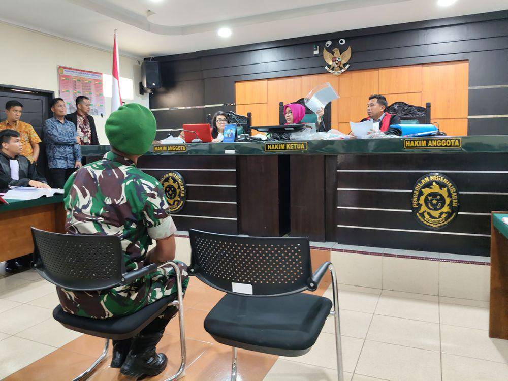 Sidang kasus perdagangan sisik trenggiling yang melibatkan 2 TNI, 1 Polisi, dan 1 Sipil di Pengadilan Negeri Kisaran, Kabupaten Asahan, Kamis (24/4/2025) (Dok. IDN Times)