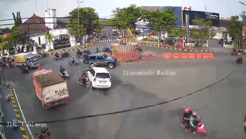 Terekam CCTV, Avanza Hajar 3 Motor di Jalan A. Yani Kota Madiun