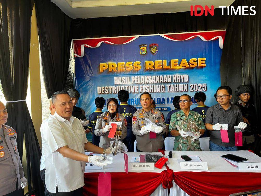 Konferensi pers Ditpolairud Polda Lampung, Jumat (25/4/2025). (IDN Times/Tama Yudha Wiguna).