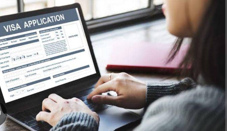 (3.Seorang sedang mengisi visa application || dok Traveloka explore )