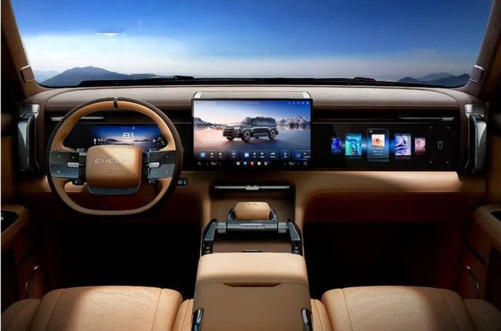 Interiornya punya 3 layar (Carnewschina)