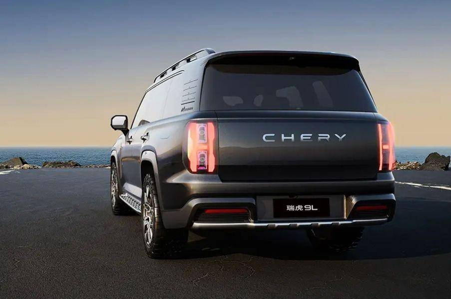 Tampak seperti SUV Amerika (Carnewschina)