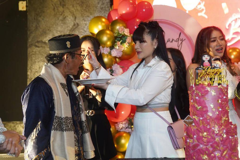 7 Potret Pesta Ulang Tahun ke-32 Dinar Candy, Didampingi Sang Ayah