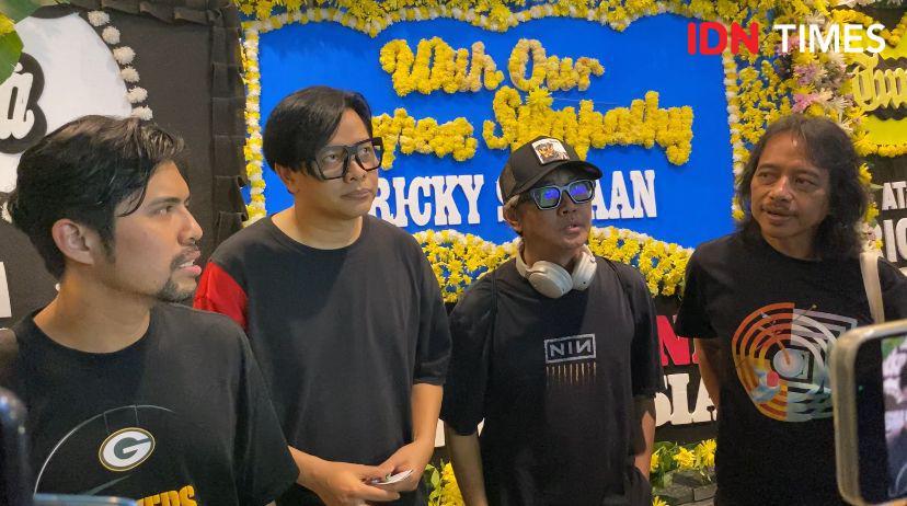 Beri Penghormatan, Band Gigi Tempel Stiker di Peti Mati Ricky Siahaan