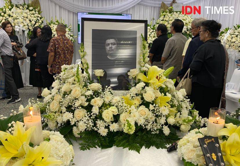 potret suasana rumah duka Ricky Siahaan, Jumat (25/4/2025) (dok. IDN Times/Rani Asnurida)