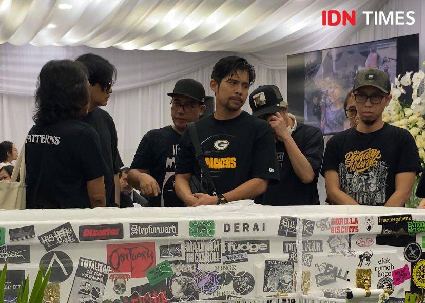 potret suasana rumah duka Ricky Siahaan, Jumat (25/4/2025) (dok. IDN Times/Rani Asnurida)