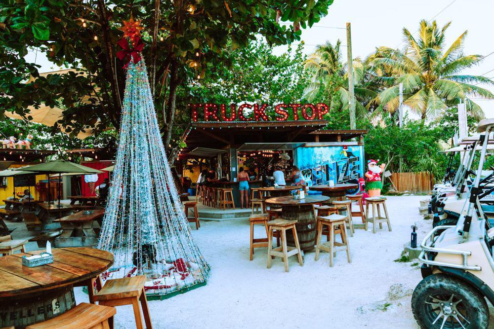 ilustrasi restoran di tempat wisata (unsplash.com/Meritt Thomas)