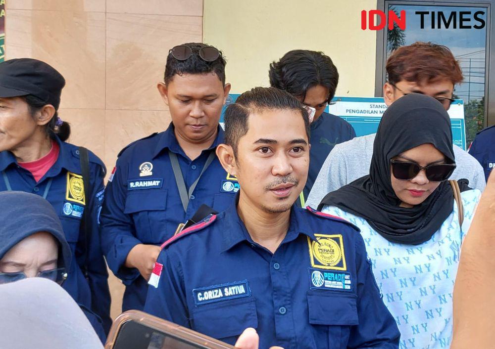 Tim pengacara keluarga korban diwawancarai awak media usai menyaksikan pelimpahan berkas kasus pembunuhan jurnalis Juwita dari Otmil Banjarmasin ke Pengadilan Militer I-06 Banjarmasin, di Banjarbaru, Jumat (25/4/2025). (Hendra/IDN Times).