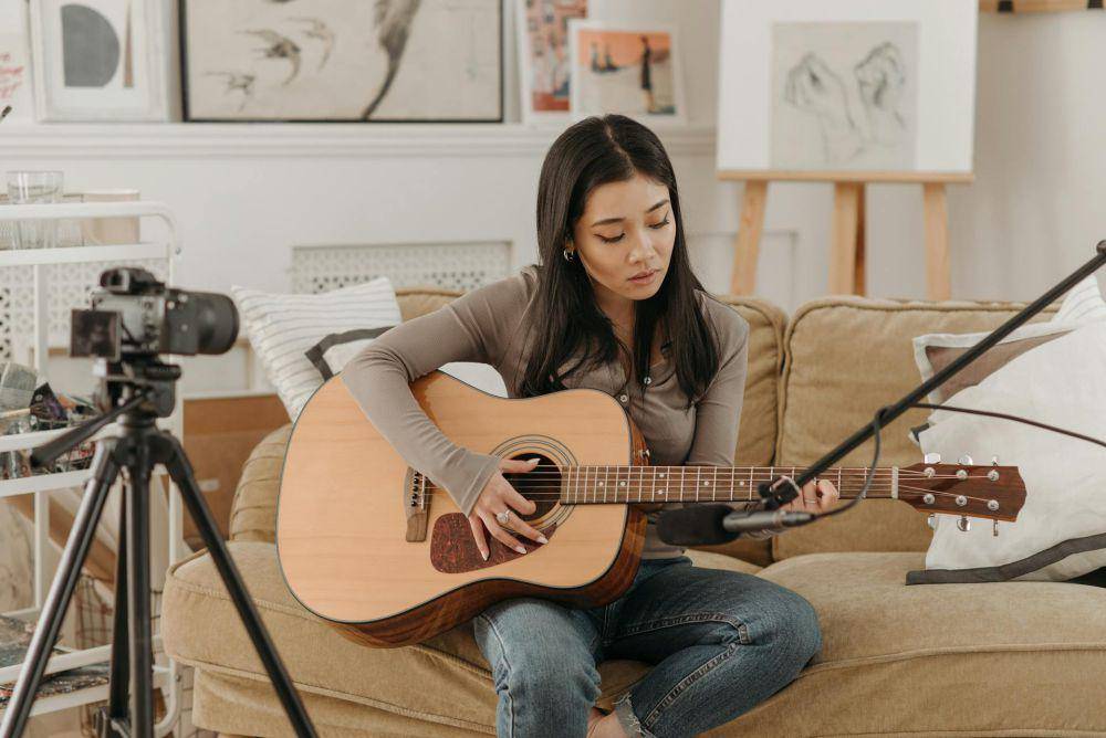 ilustrasi perempuan bermain gitar (pexels.com/Pavel Danilyuk)